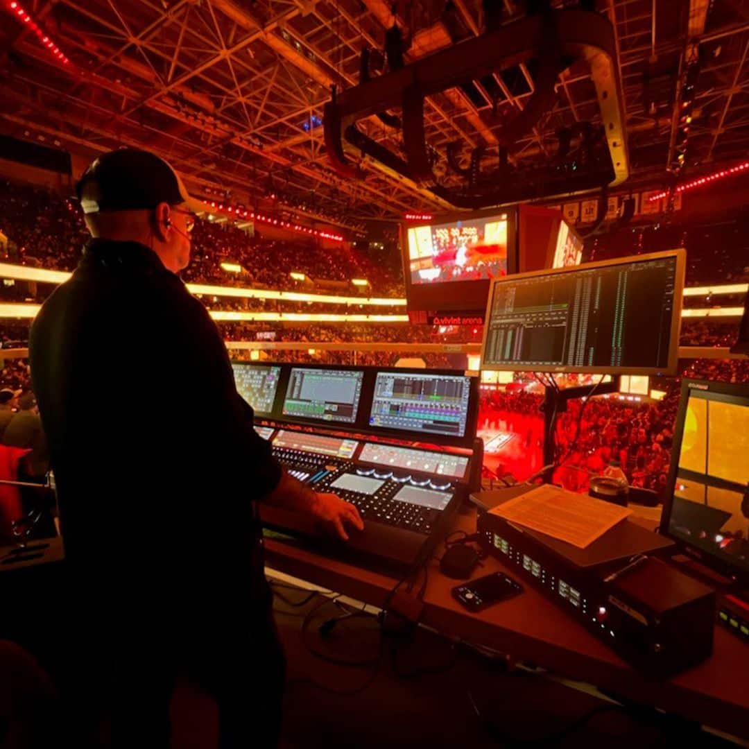 Why Event Planners Prefer Remote-Control LED Bracelets for Music Festivals 2 LED bracelets DMX512 console