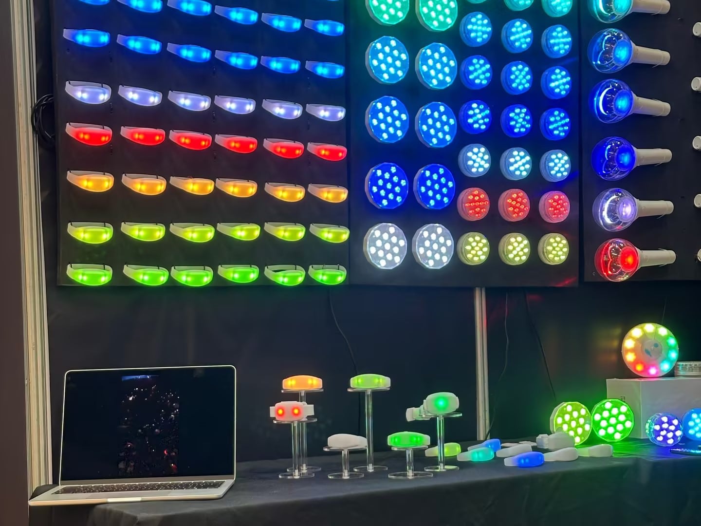 How Music Festivals Use LED Wristbands to Create Immersive Visual Effects 2 GFLAI DMX LED cheering sticks and wristbands for live events